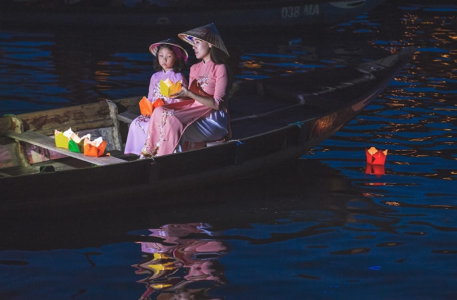 Ofrenda en el río Thu Bon | Rojo Cangrejo Blog de viajes